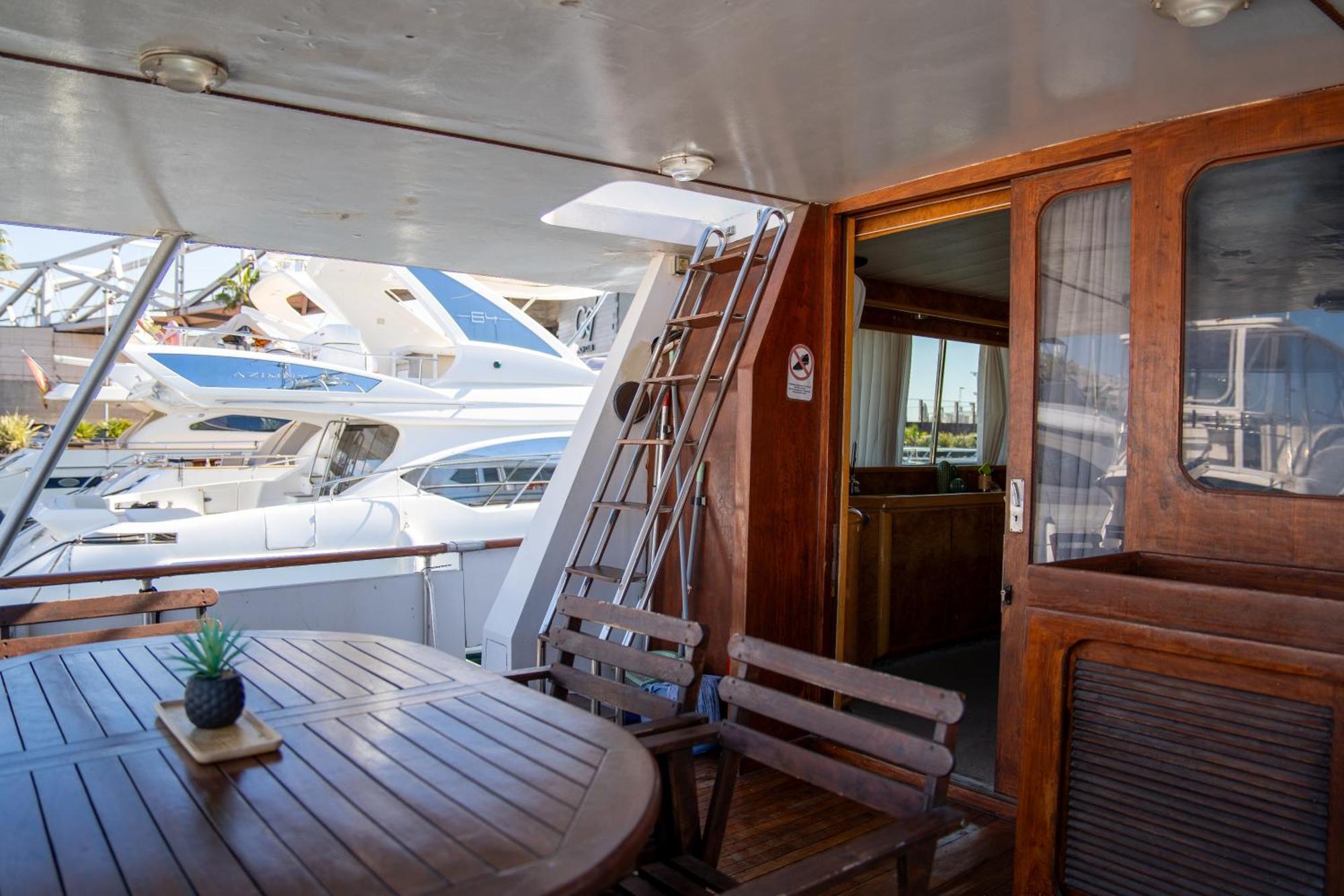 فندق Boat Aloha سان أدريان دي بيزوس المظهر الخارجي الصورة