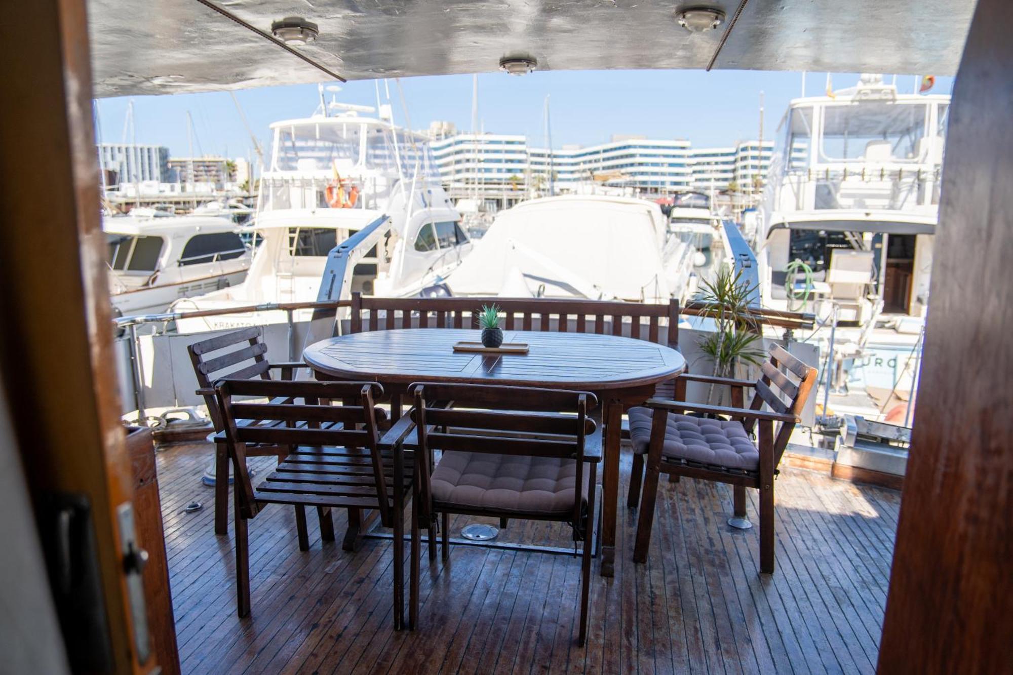 فندق Boat Aloha سان أدريان دي بيزوس المظهر الخارجي الصورة