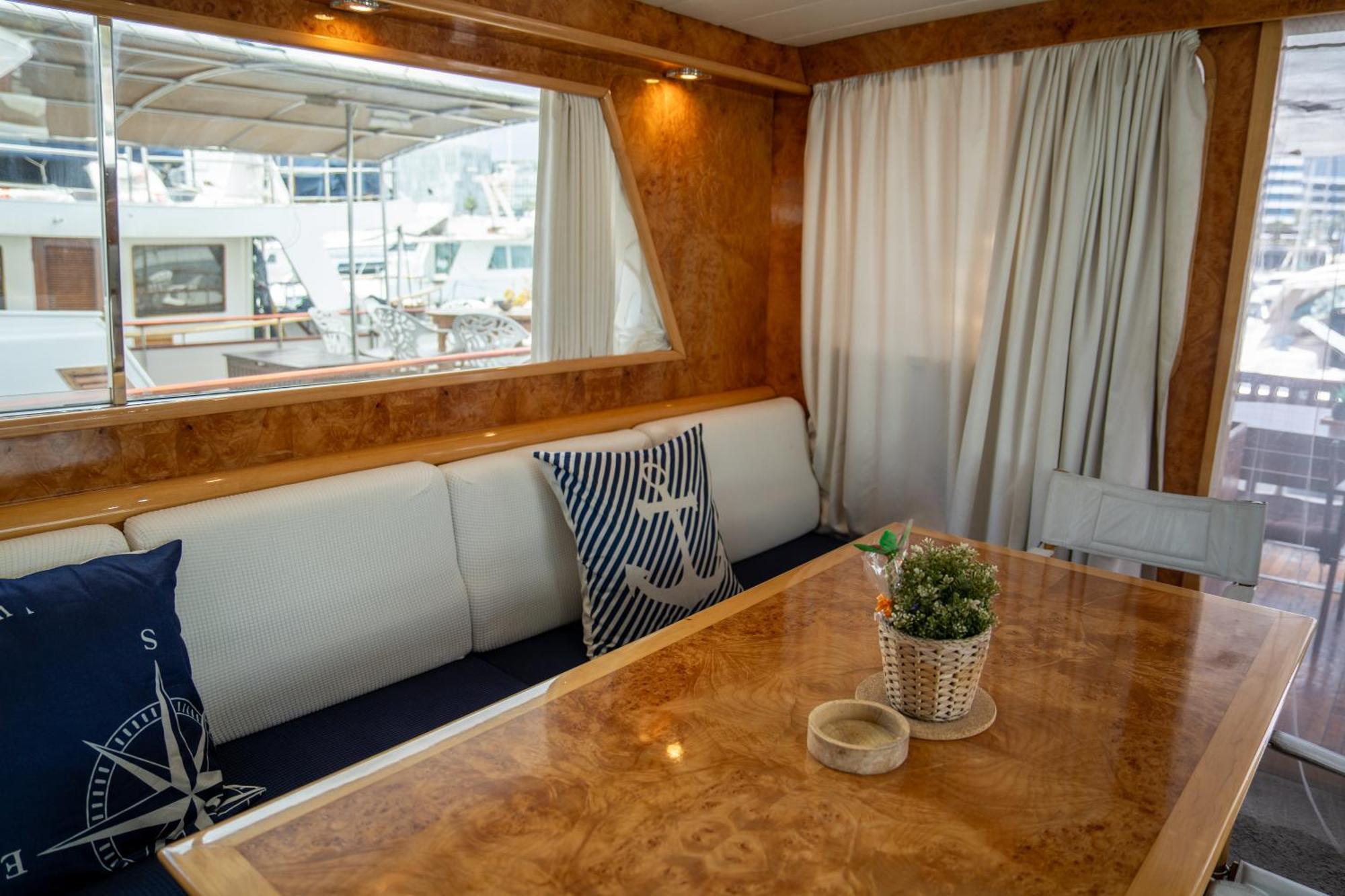 فندق Boat Aloha سان أدريان دي بيزوس المظهر الخارجي الصورة